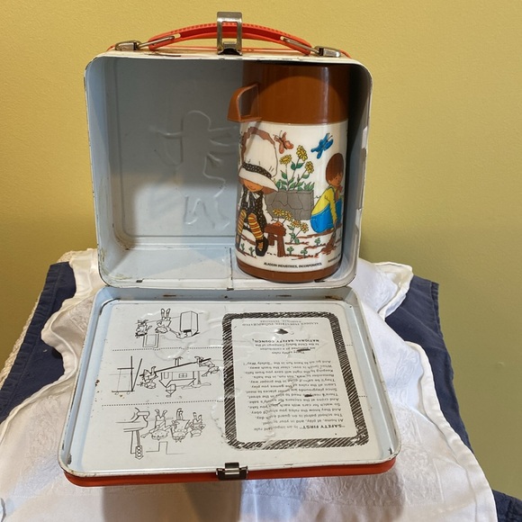 Throwback to 70’s school days with a Holly Hobbie lunchbox set by Aladdin. - Picture 5 of 9